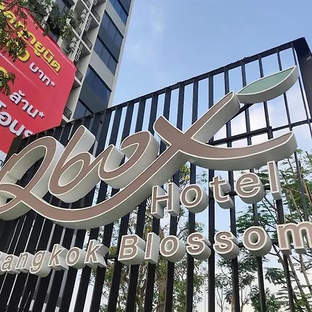 Q-Box Hotel Bangkok Blossom
